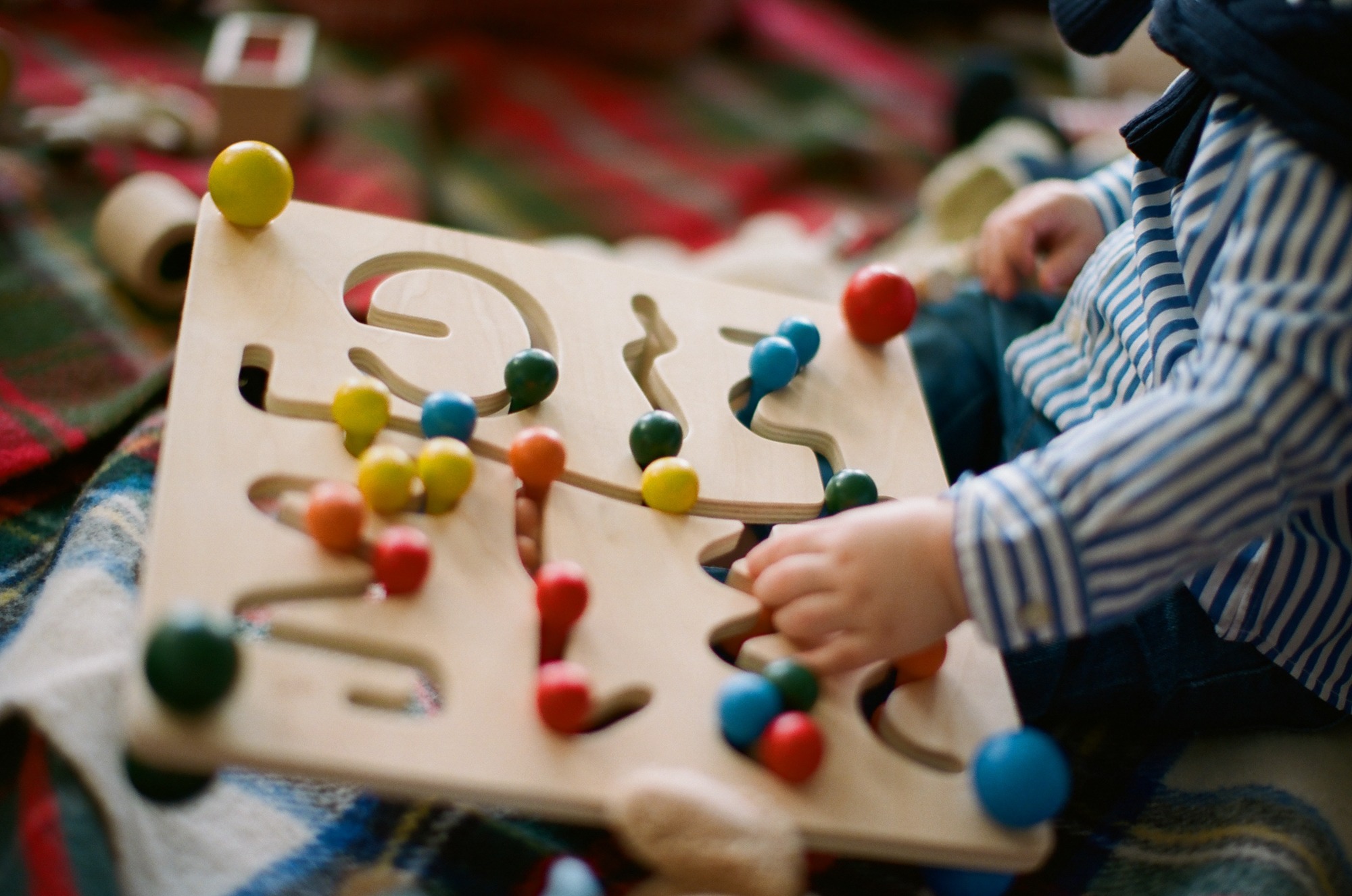 2 year old toddler playing during Sleep School | Batelle